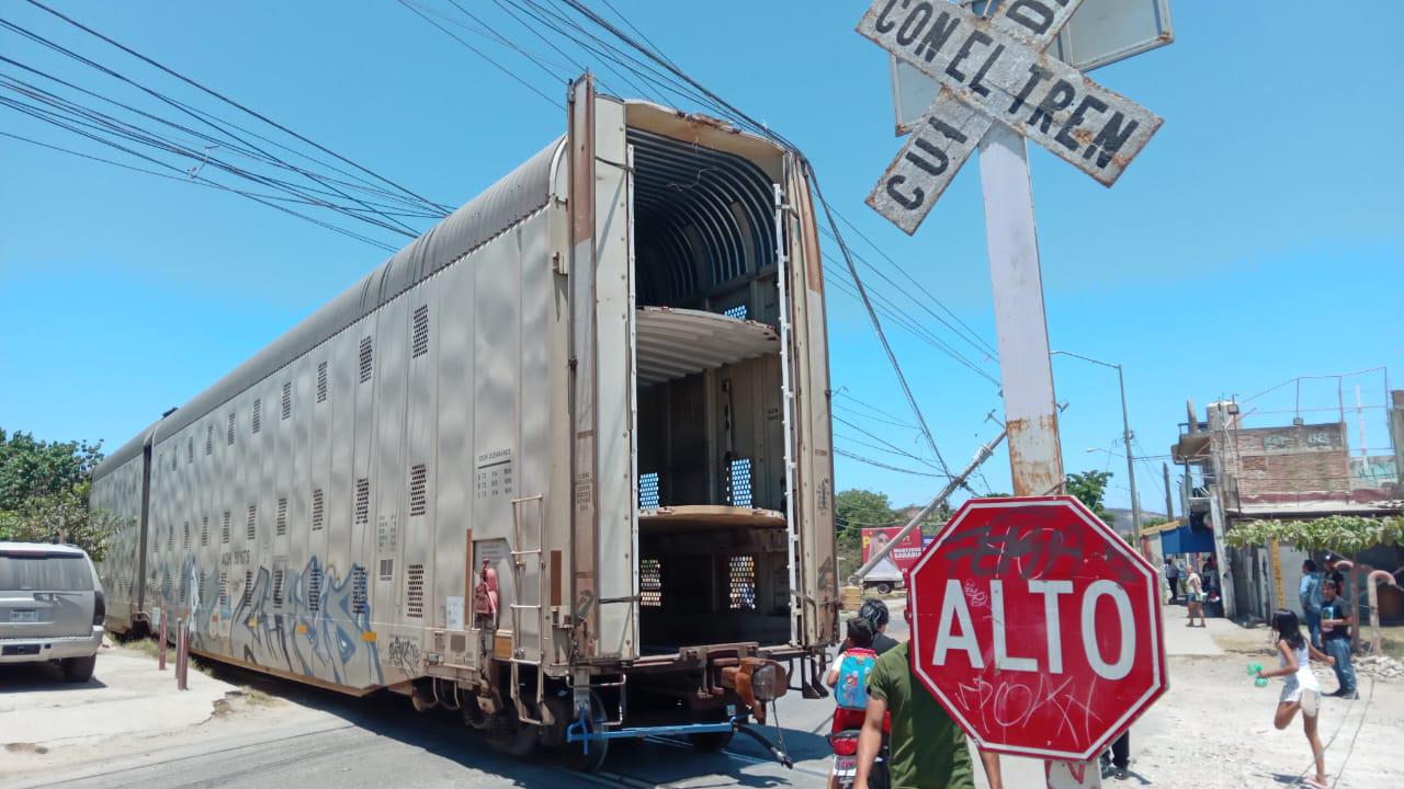 $!Tumba el tren cableado y postes en la Pino Suárez, en Mazatlán; cierran vialidad para evitar tragedias