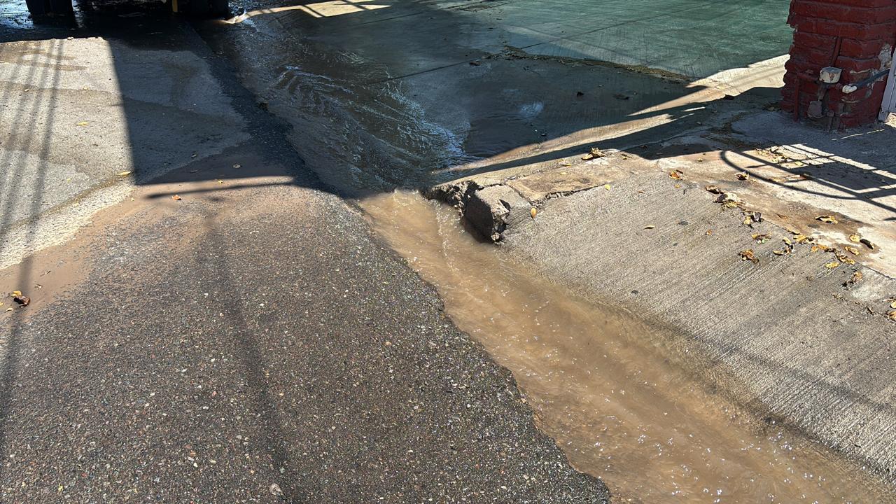 $!Mega fuga de agua cierra circulación en calle Juan Aldama, en Culiacán, en plenas elecciones