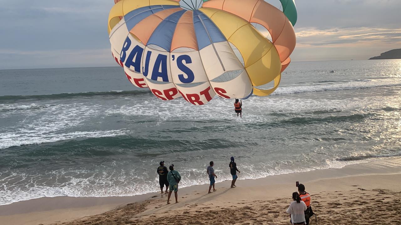 $!Disfrutan de las playas de Mazatlán hasta el último día de vacaciones