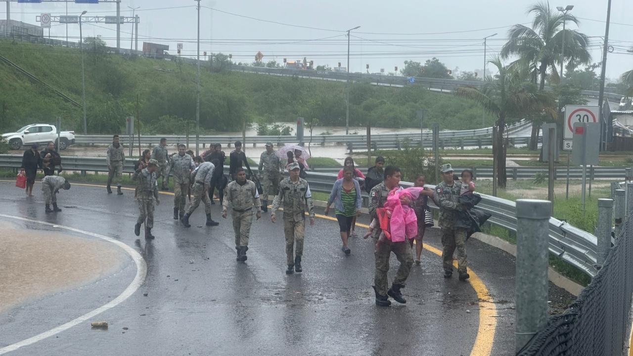 $!Guardia Nacional vía aérea lleva despensas a afectados por huracán John en Guerrero