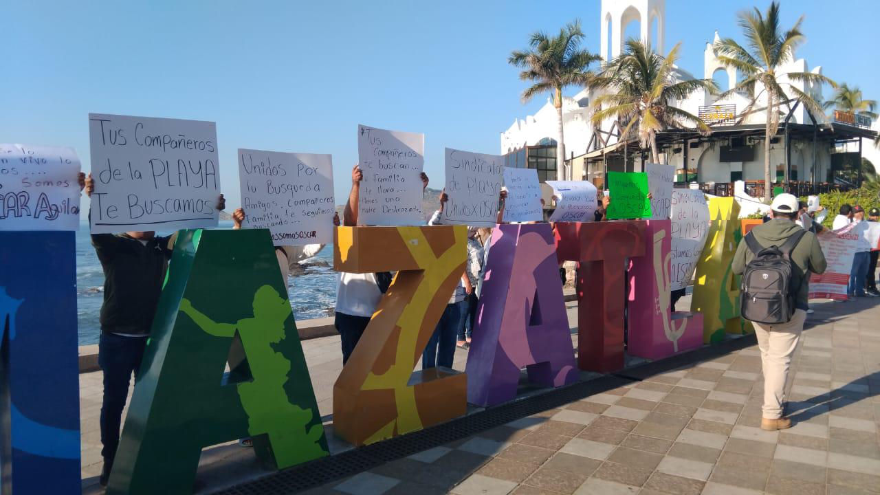 $!En Mazatlán se manifiestan por la aparición con vida de Óscar Aguilar Coatzin