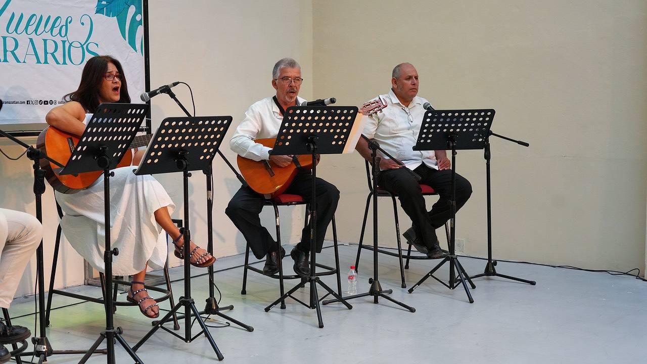 $!Las guitarras y las voces se los artistas se conjugaron en la agradable tarde-noche de canto y poesía.