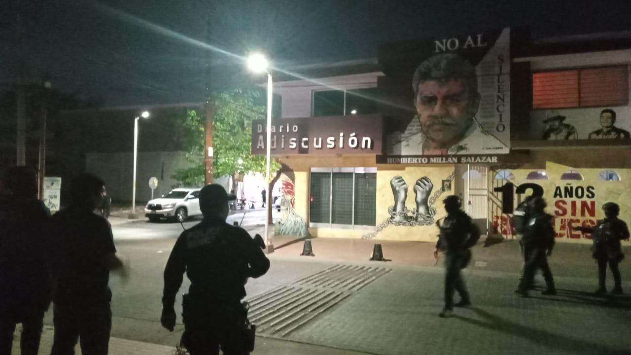 $!Hombres armados atacan el diario A Discusión en el Centro de Culiacán