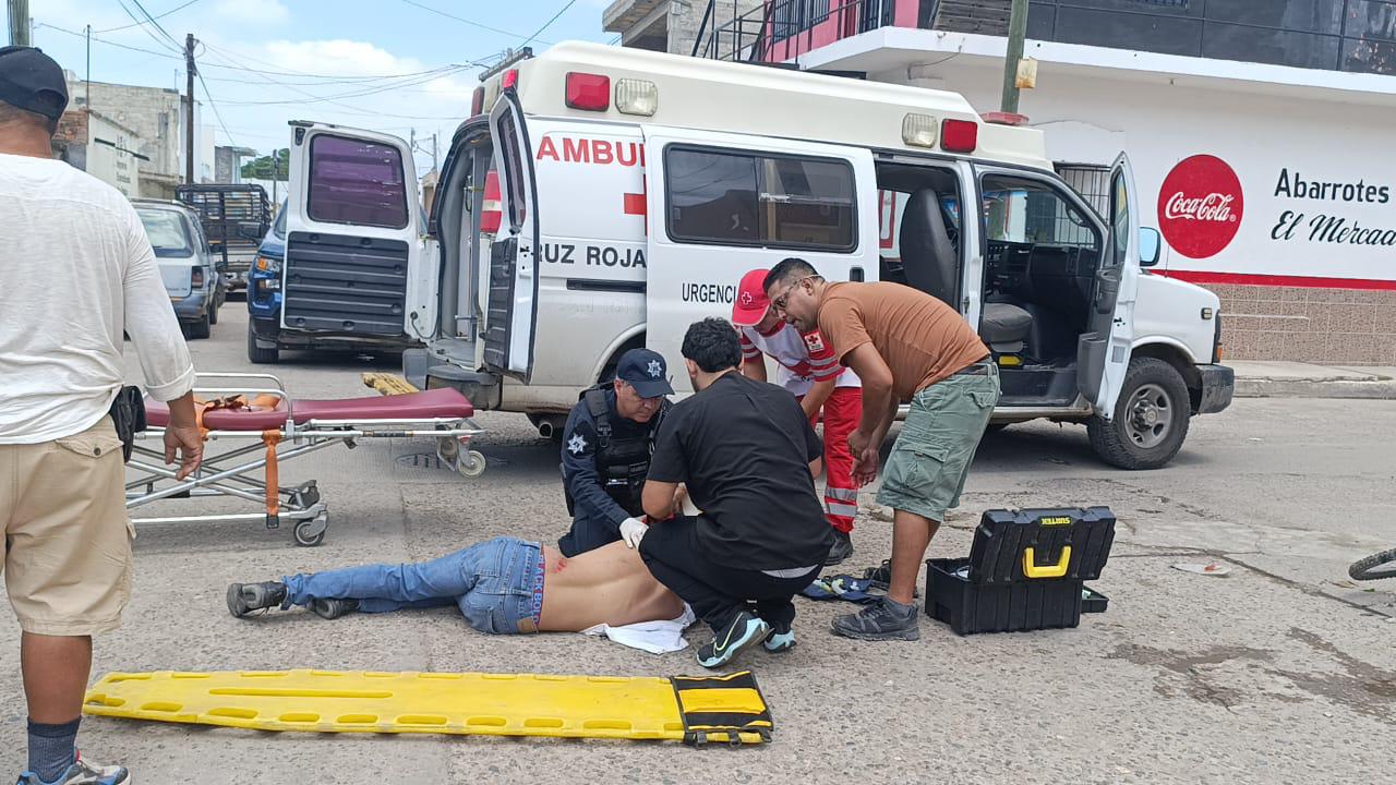 $!Choque entre moto y automóvil deja un lesionado de gravedad en Escuinapa