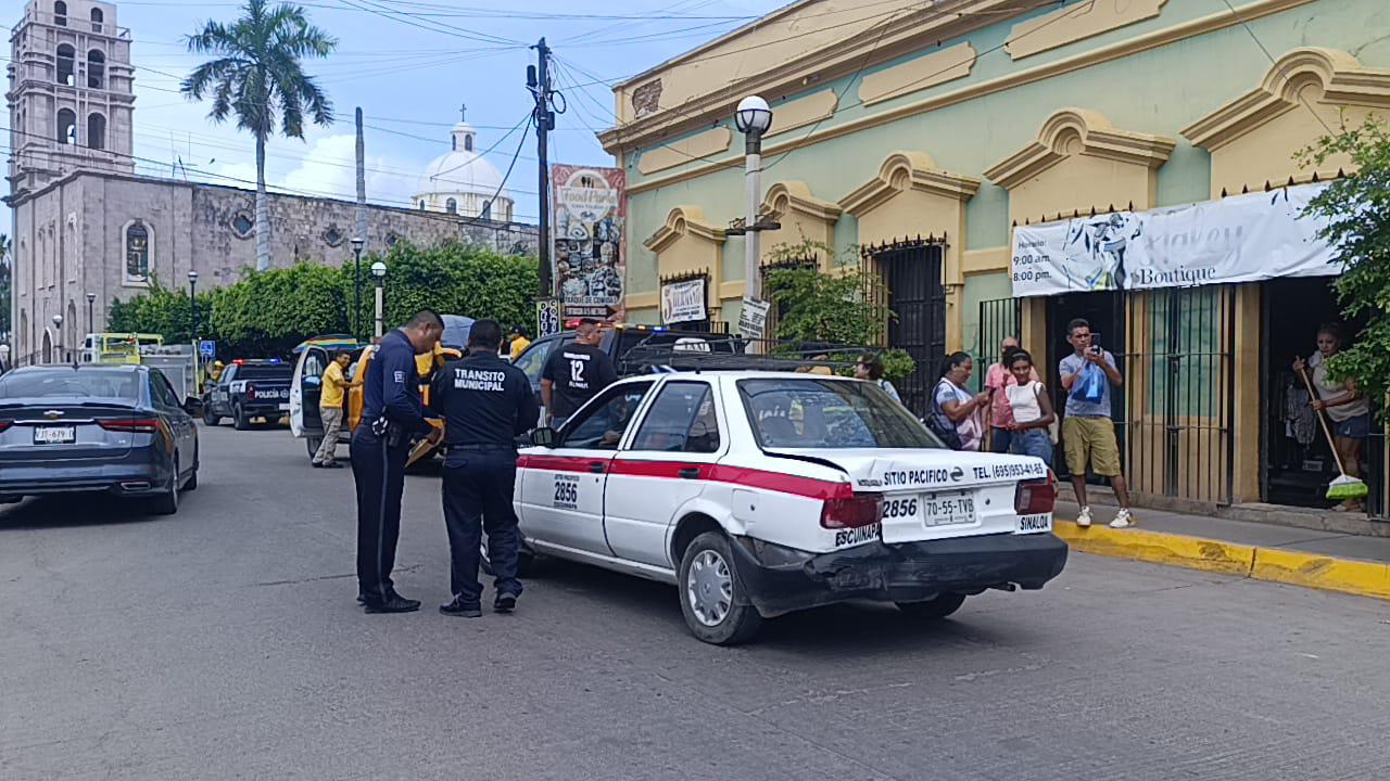 $!Mujer resulta lesionada tras una carambola en el Centro de Escuinapa