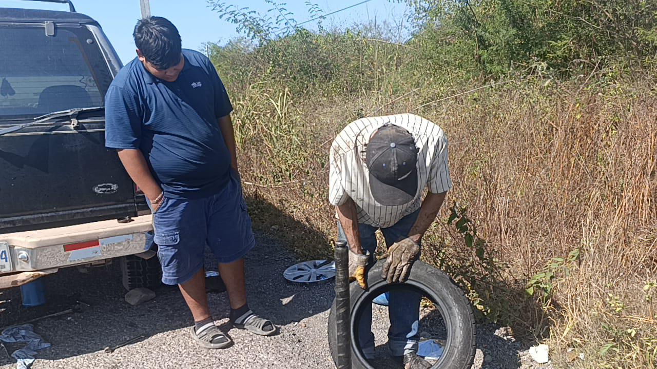 $!Un peligro constante para conductores se ha vuelto transitar por la México 15, en Escuinapa