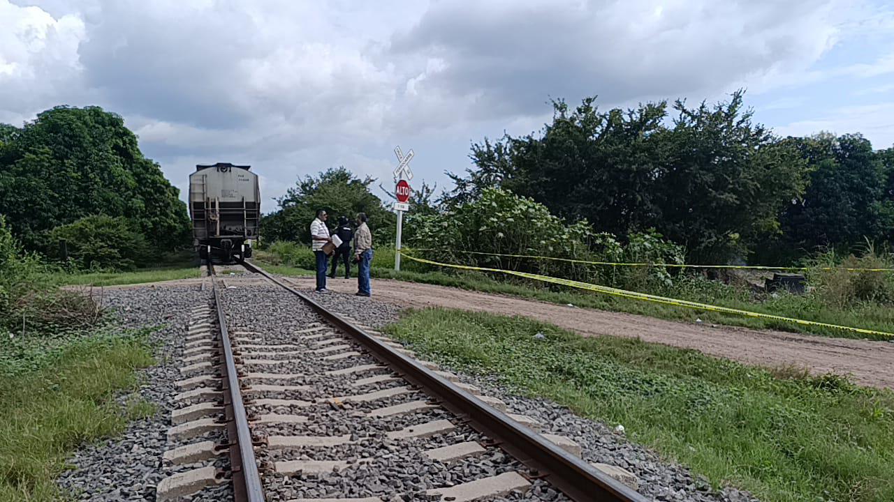 $!Choca camioneta contra tren en Escuinapa; hay un muerto y un herido