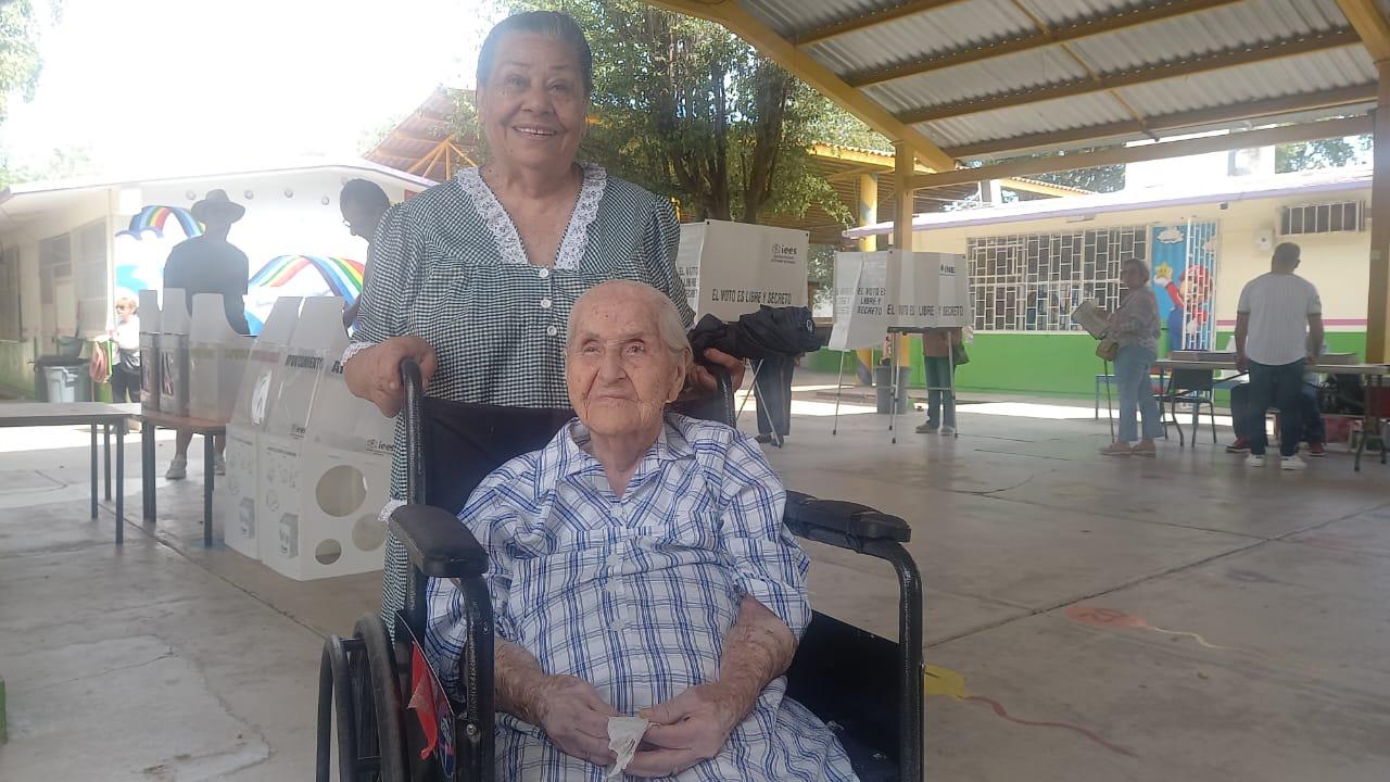 $!Con 99 años, la señora Rosario cumple con emitir su voto en Culiacán