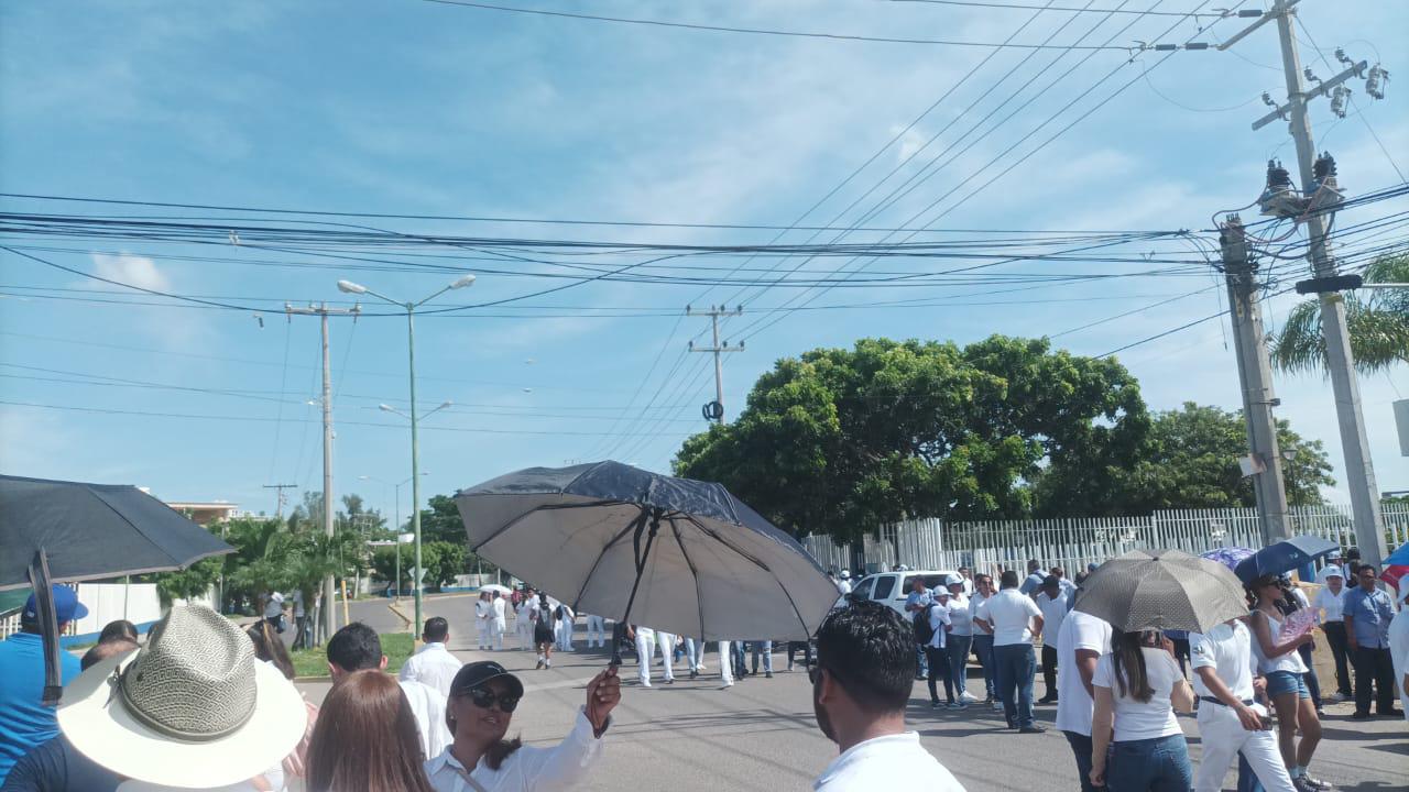 $!Marchan estudiantes de la UAS en Mazatlán tras separación del Rector