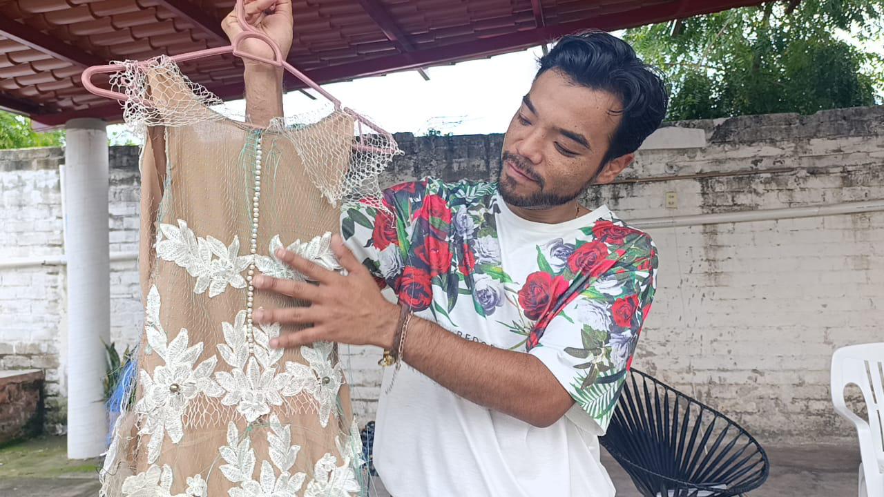 $!Gilberto Rafael, un diseñador de moda que crece inspirado en el arte del mar y en Escuinapa