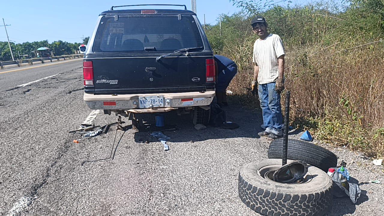 $!Un peligro constante para conductores se ha vuelto transitar por la México 15, en Escuinapa