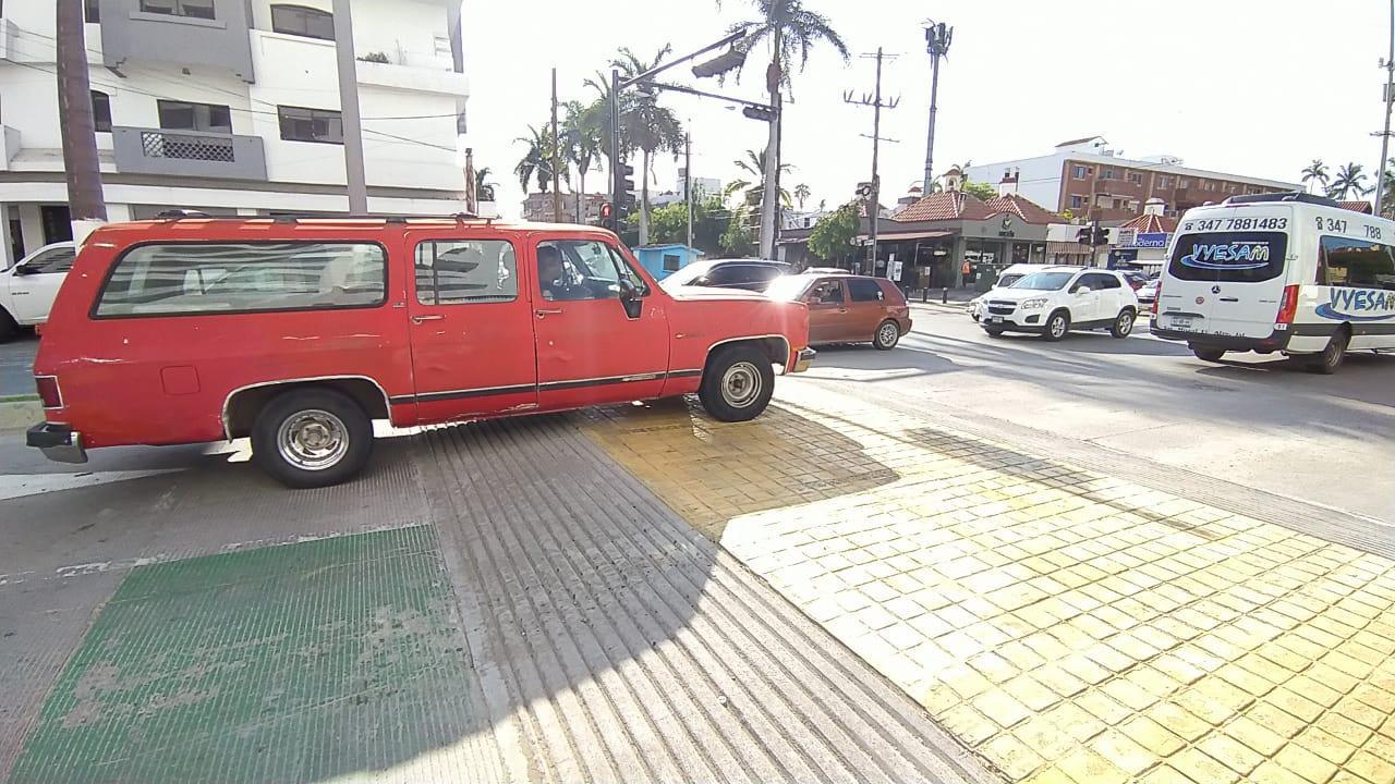 $!Pedirán empresarios a dueños de hotel retirar pasos elevados en la Camarón Sábalo, en Mazatlán