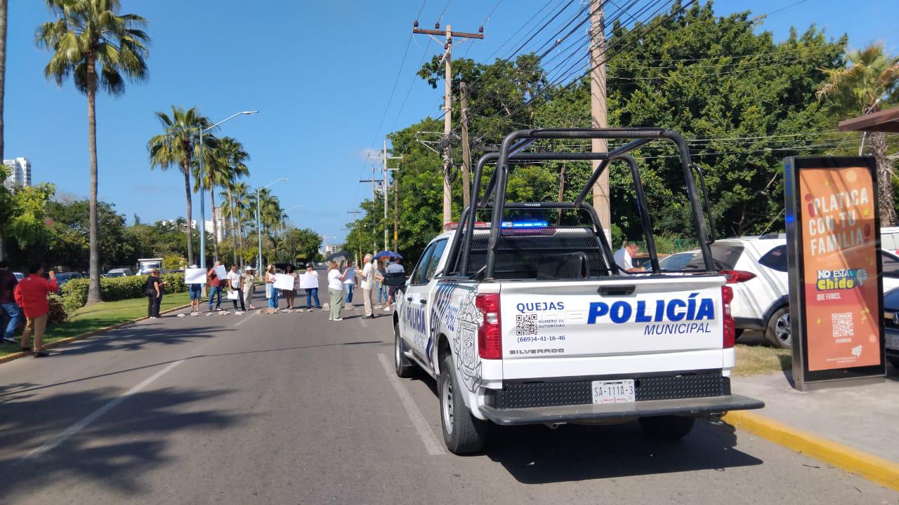 $!Bloquean los dos carriles de Leonismo Internacional en protesta por construcción de un edificio departamental