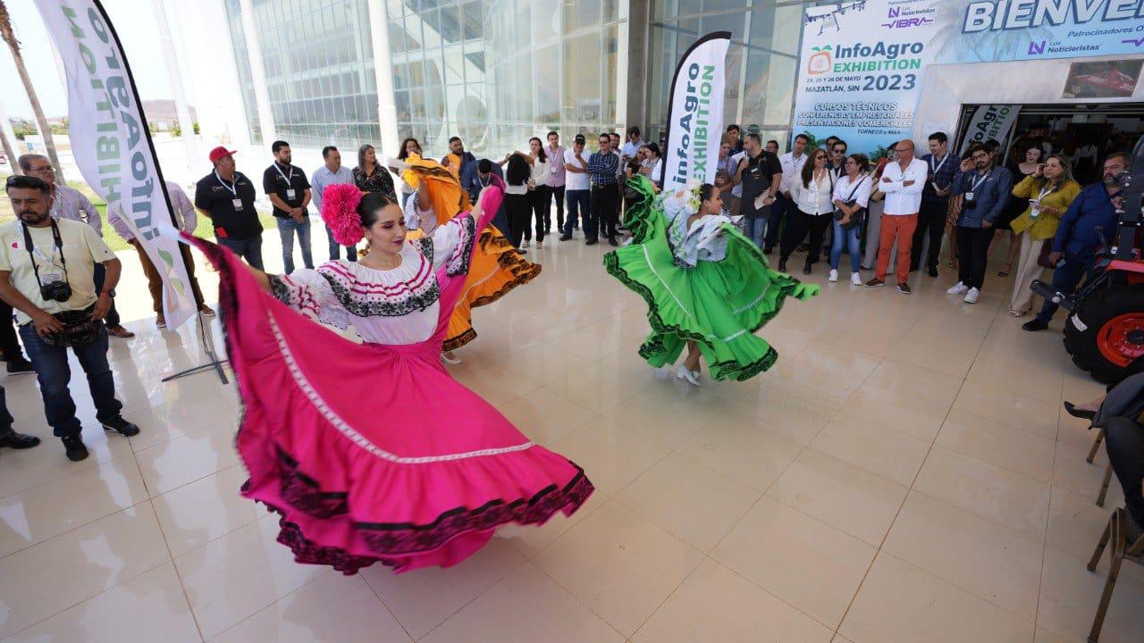 $!El Ballet Folklórico del Instituto de Cultura, que dirige Javier Arcadia, compartió ‘Mazatlán’.