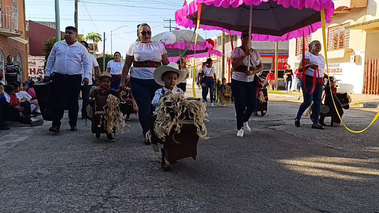 $!Planteles de preescolar de Escuinapa conmemoran con desfile la Revolución Mexicana