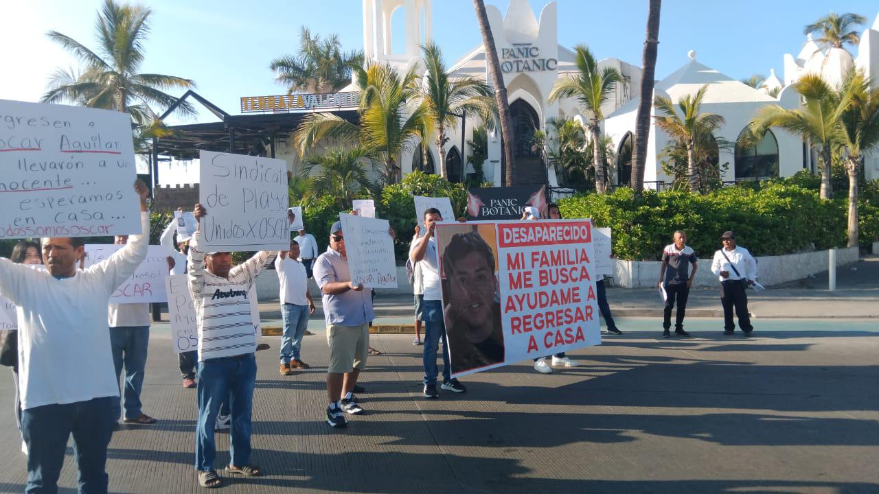 $!En Mazatlán se manifiestan por la aparición con vida de Óscar Aguilar Coatzin