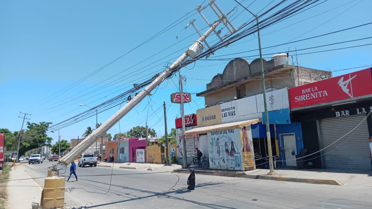 $!Tumba el tren cableado y postes en la Pino Suárez, en Mazatlán; cierran vialidad para evitar tragedias