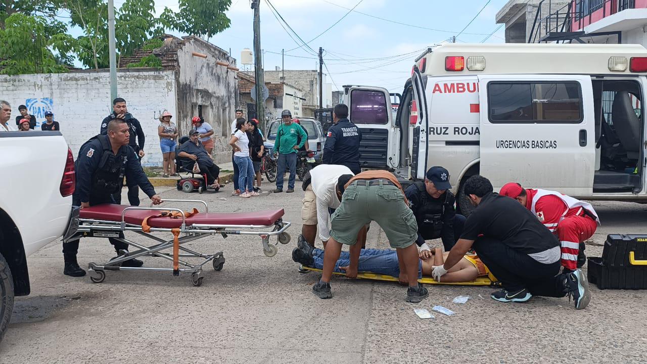 $!Choque entre moto y automóvil deja un lesionado de gravedad en Escuinapa