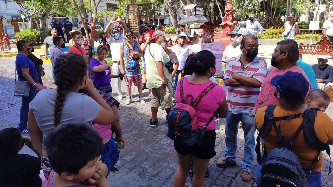 $!Oficialía Mayor decomisa mercancía a ambulantes foráneos; estos protestan en Palacio Federal