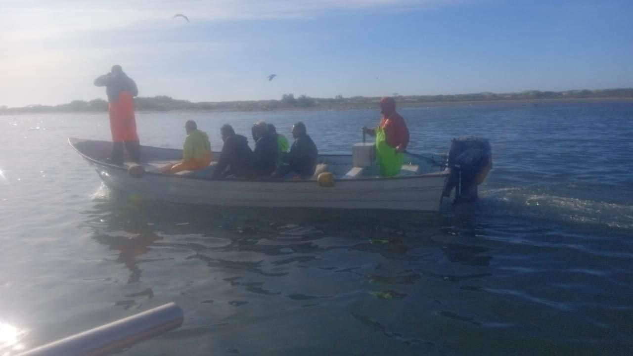 $!Muere pescador tras hundirse barco atunero de Sonora en aguas de Ahome