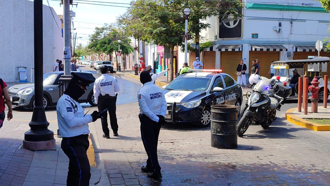 $!Oficialía Mayor decomisa mercancía a ambulantes foráneos; estos protestan en Palacio Federal