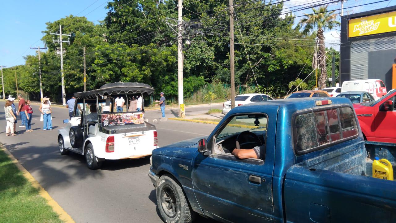 $!Bloquean los dos carriles de Leonismo Internacional en protesta por construcción de un edificio departamental