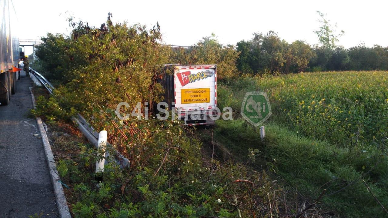 $!Se accidenta tráiler en la Maxipista; rapiñan cientos de mangos