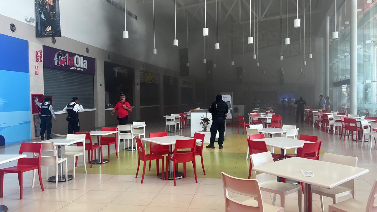 $!Evacuan Galerías Mazatlán tras incendio en área de comida