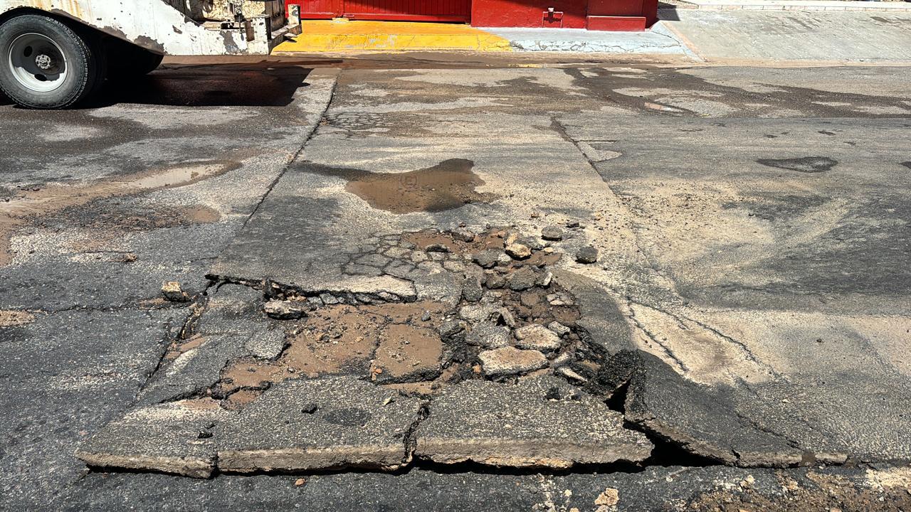 $!Mega fuga de agua cierra circulación en calle Juan Aldama, en Culiacán, en plenas elecciones