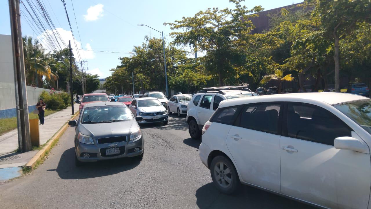 $!Bloquean los dos carriles de Leonismo Internacional en protesta por construcción de un edificio departamental