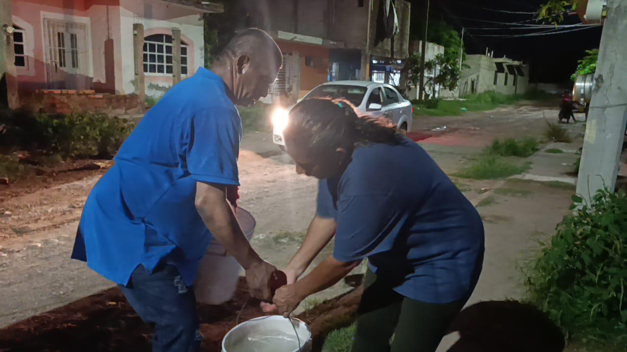 $!Por falta de agua, escuinapenses piden prestadas camionetas y tinacos para ir a comprar agua