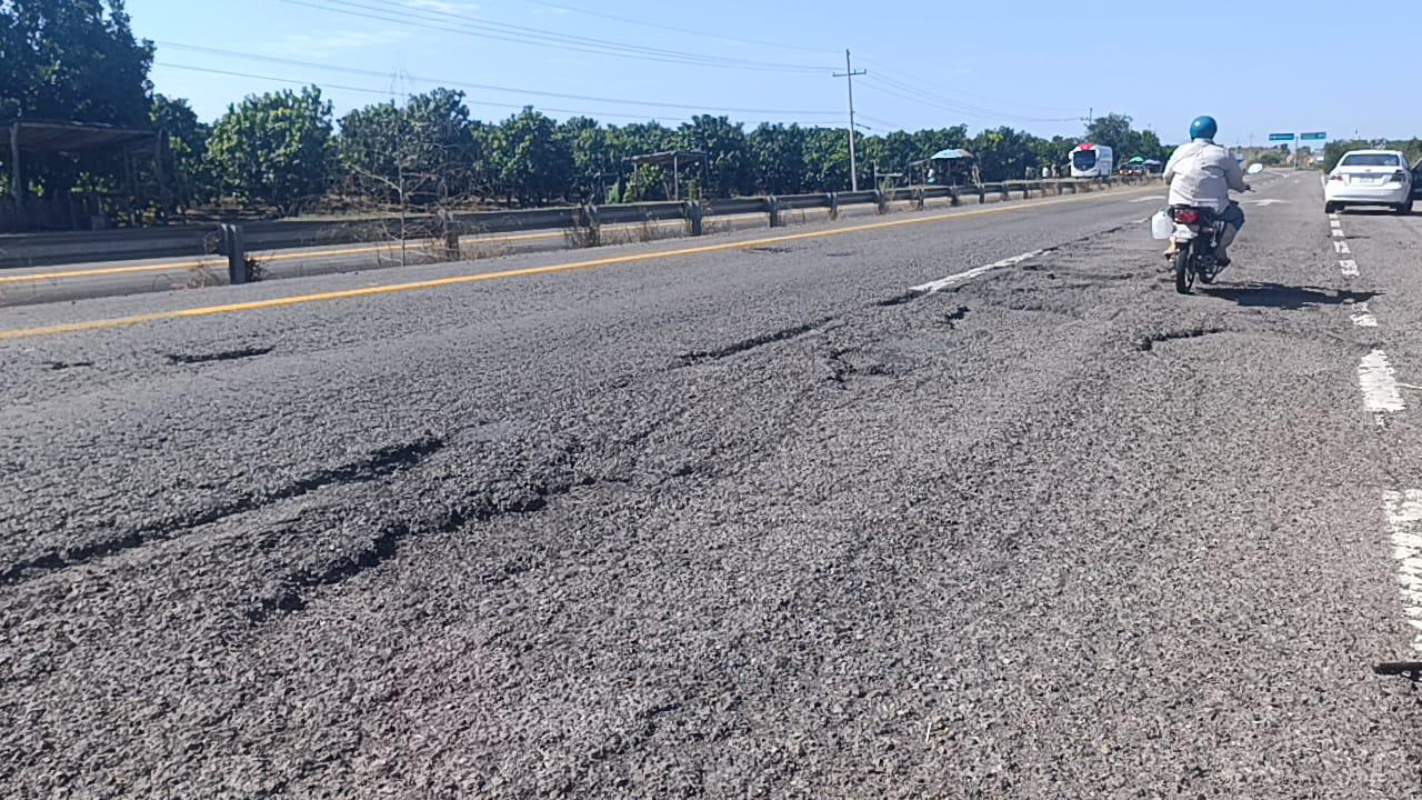 $!Un peligro constante para conductores se ha vuelto transitar por la México 15, en Escuinapa