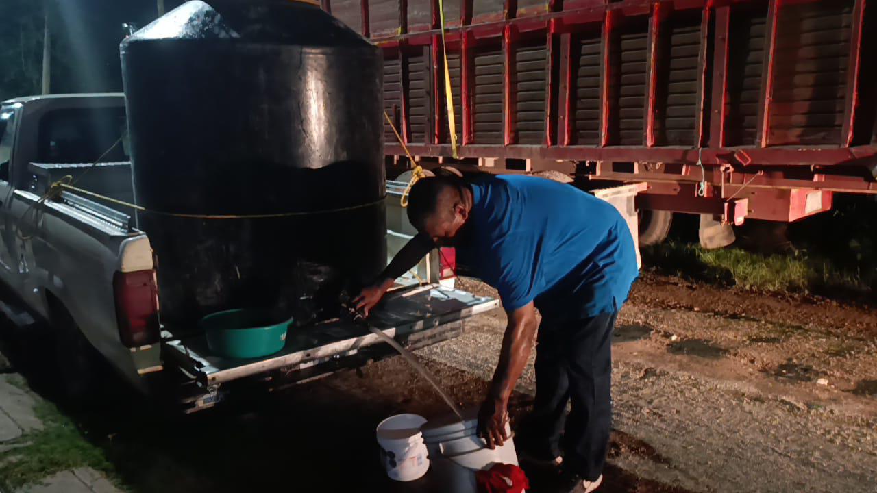 $!Por falta de agua, escuinapenses piden prestadas camionetas y tinacos para ir a comprar agua