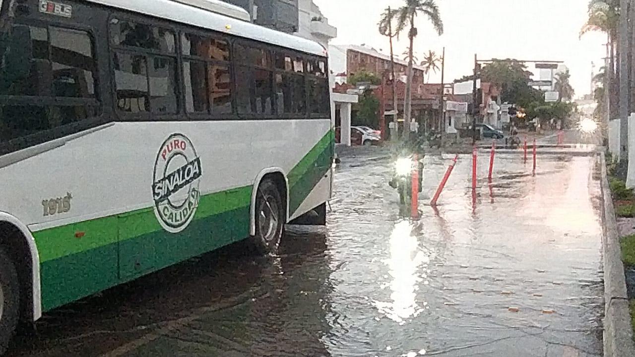 $!Otra vez, se forma laguna en zona de pasos peatonales elevados en la Camarón Sábalo, en Mazatlán