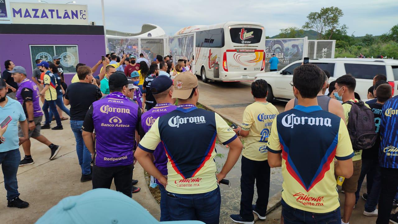 $!Invaden aficionados americanistas estadio Kraken