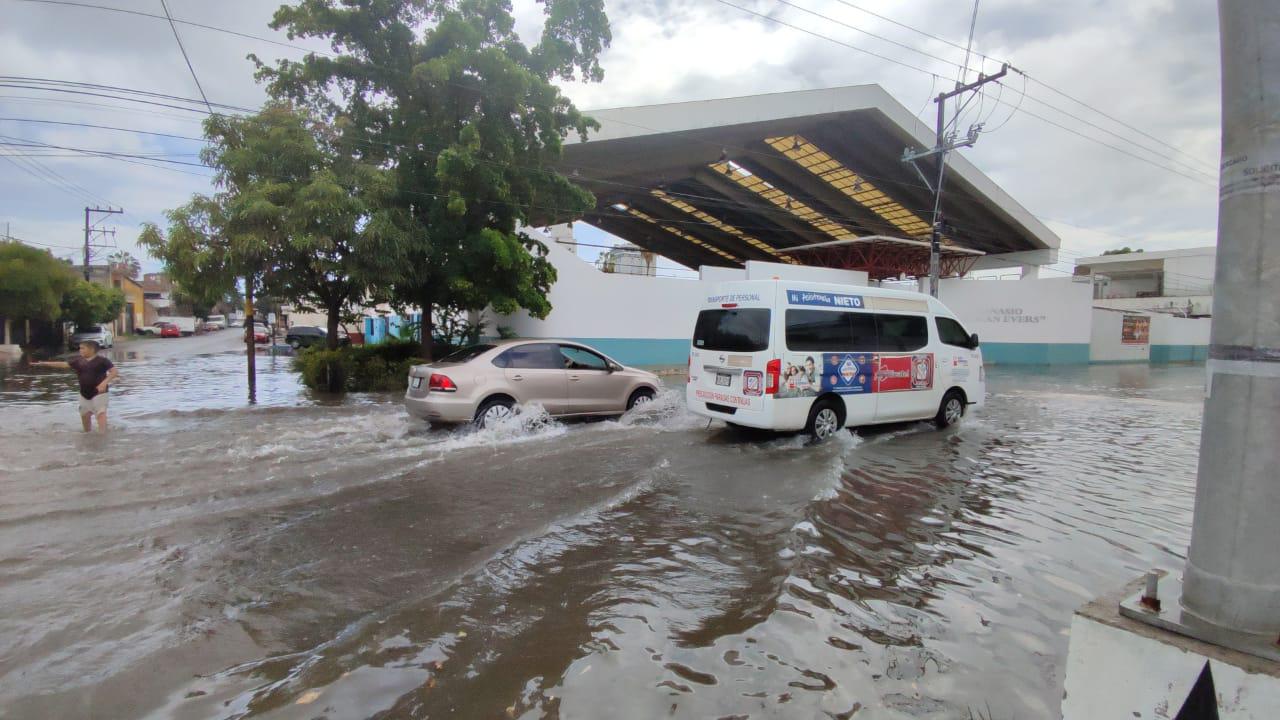 $!Por lluvias en Mazatlán, estudiantes batallan para agarrar camiones