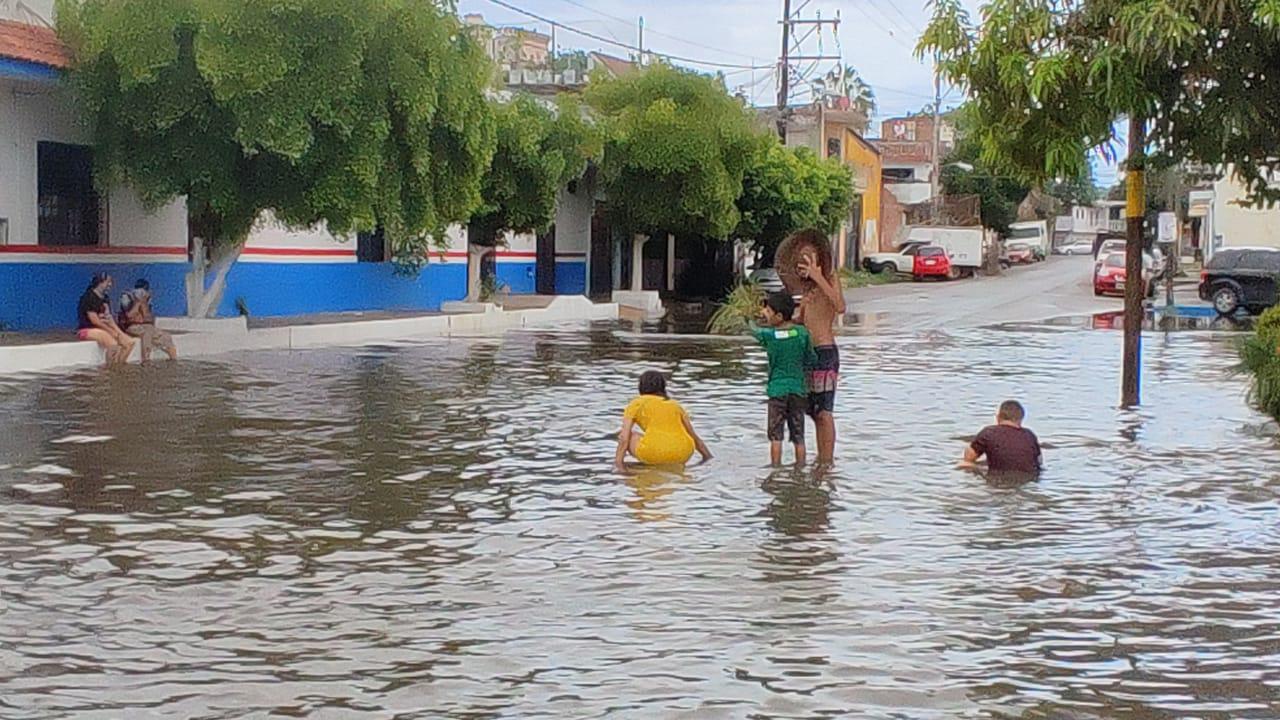 $!Por lluvias en Mazatlán, estudiantes batallan para agarrar camiones