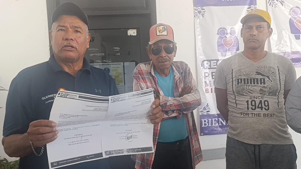 $!Acuden jubilados a Palacio Municipal a exigir explicaciones sobre adeudos, en Escuinapa