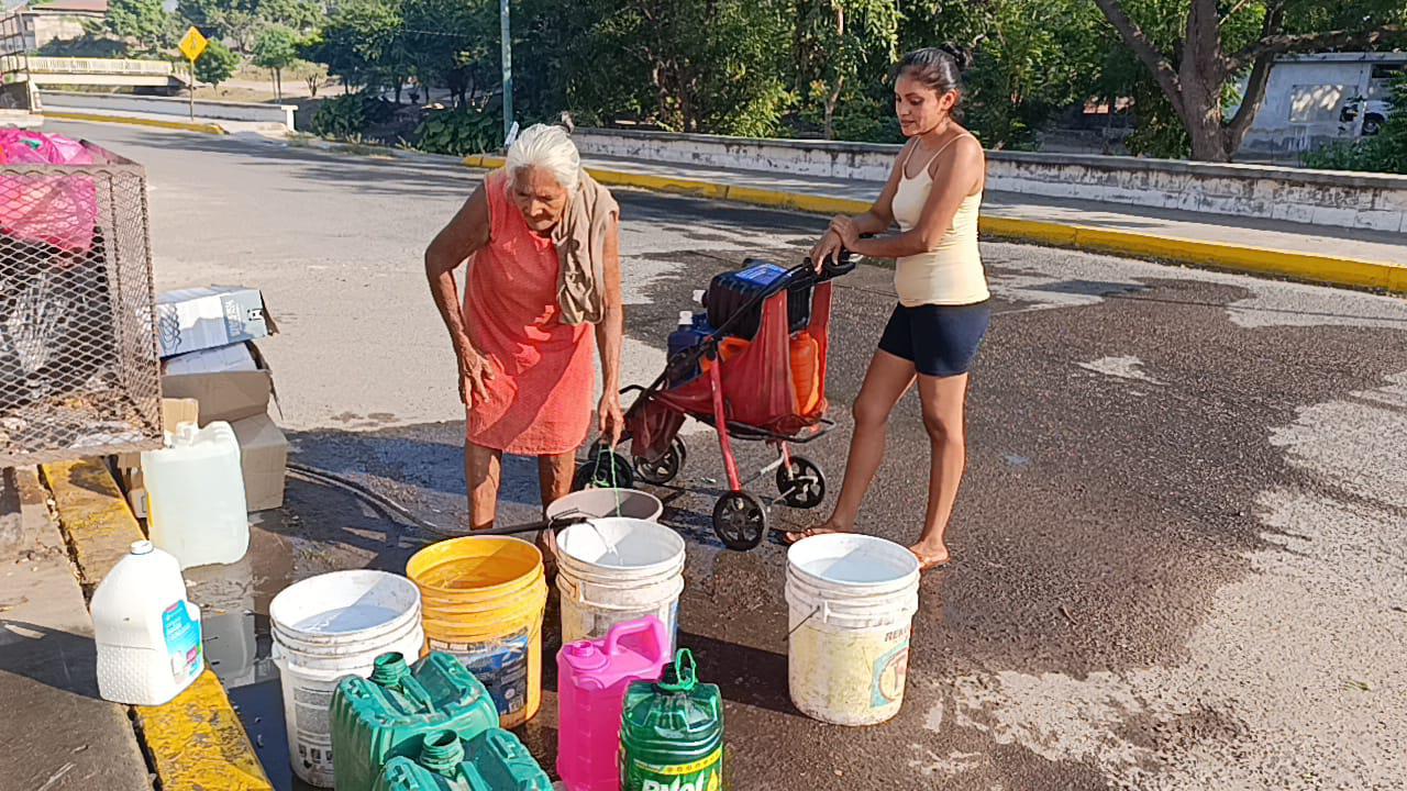 $!Usa doña Socorro una manguera para abastecer de agua su domicilio