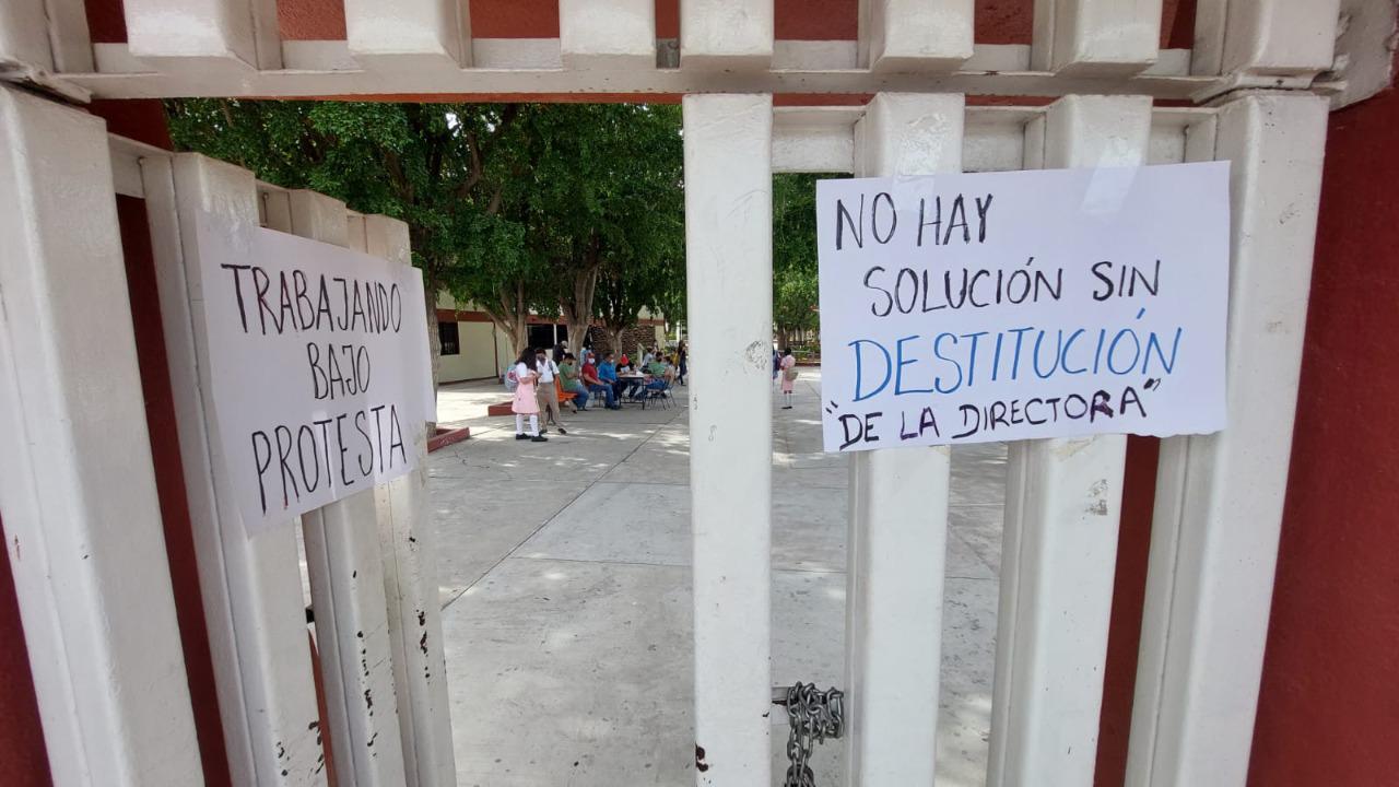 $!En Guasave, maestros de una secundaria mantienen plantón; insisten en la destitución de la directora