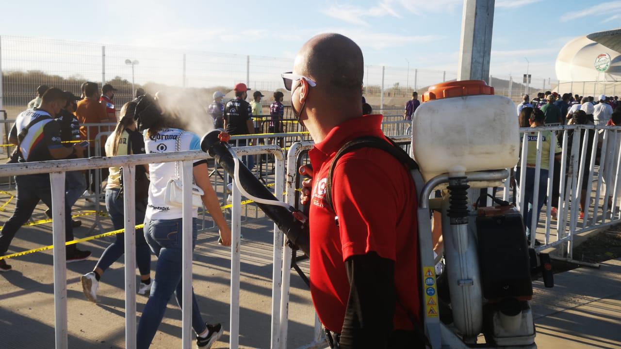 $!Viven la efervescencia del futbol en el Kraken para el juego entre Cañoneros y Águilas