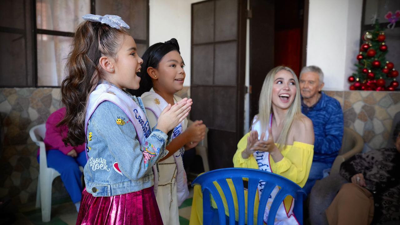 $!Aspirantes a las coronas del Carnaval de Mazatlán celebran el Día de Reyes en el Asilo de Ancianos