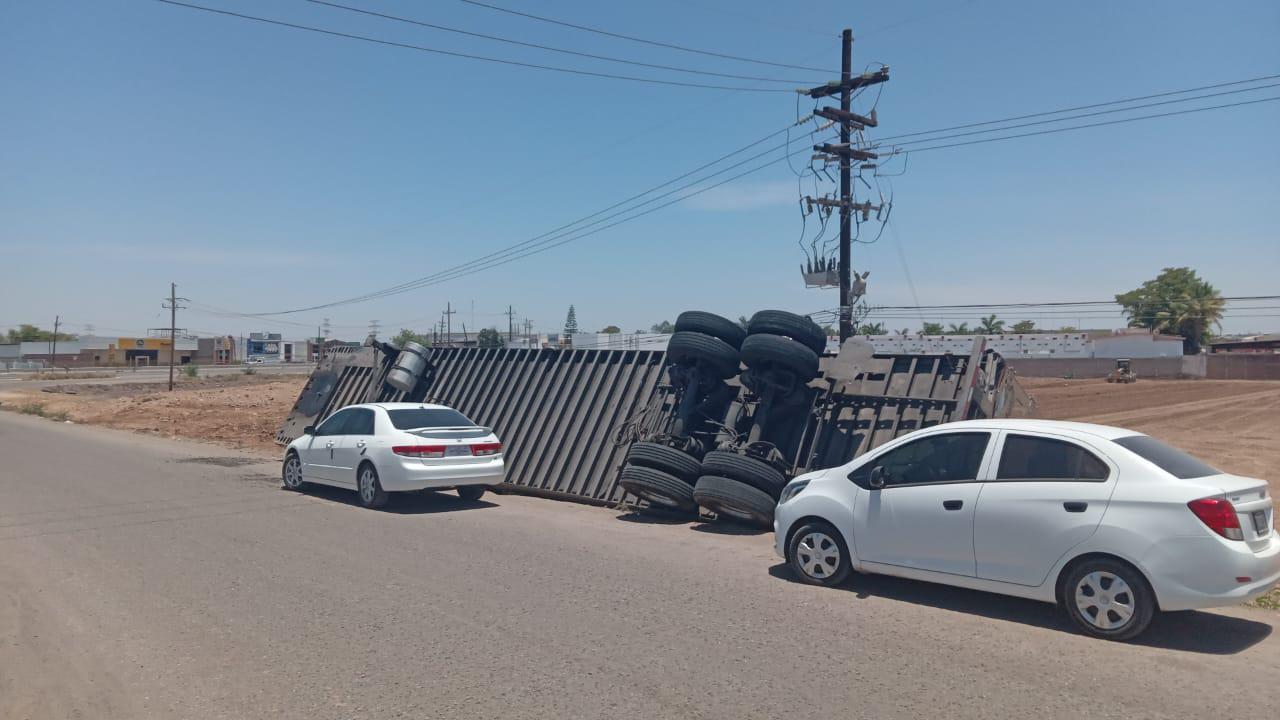 $!Reportan volcamiento de caja refrigerada en el Piggy Back de Culiacán