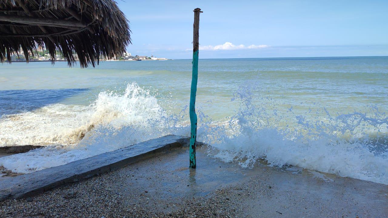 $!Calculan en cientos de miles de pesos los daños a restaurantes de playa por el fuerte oleaje en Mazatlán