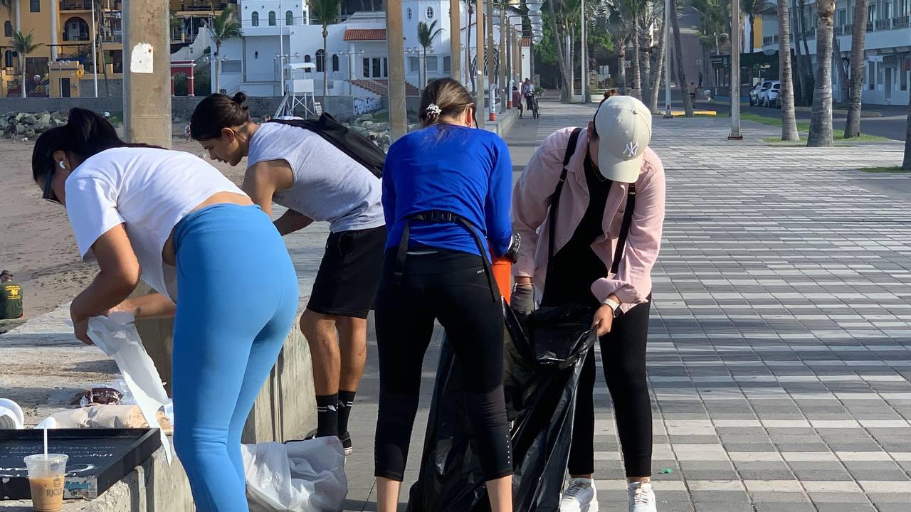 $!MazConCiencia realiza limpieza en el malecón y playas de Olas Altas en Mazatlán