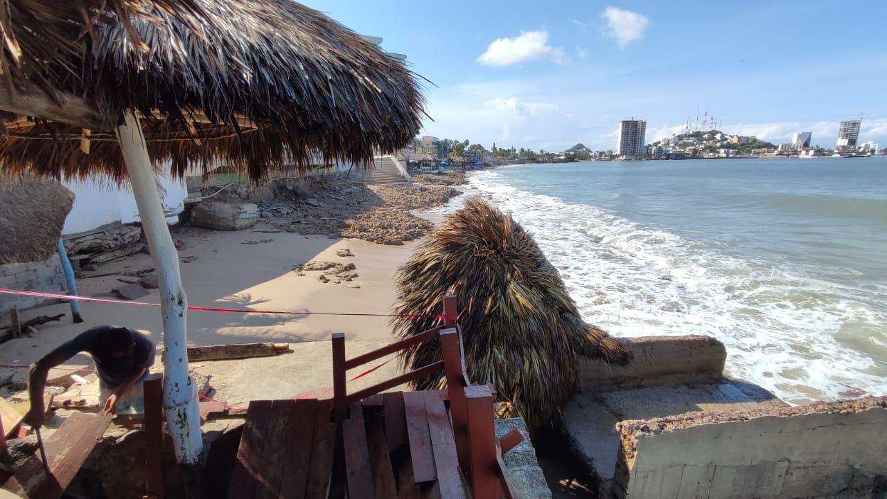 $!Calculan en cientos de miles de pesos los daños a restaurantes de playa por el fuerte oleaje en Mazatlán