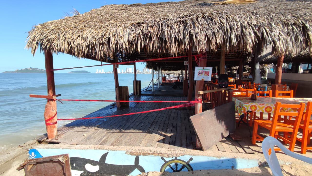 $!Calculan en cientos de miles de pesos los daños a restaurantes de playa por el fuerte oleaje en Mazatlán