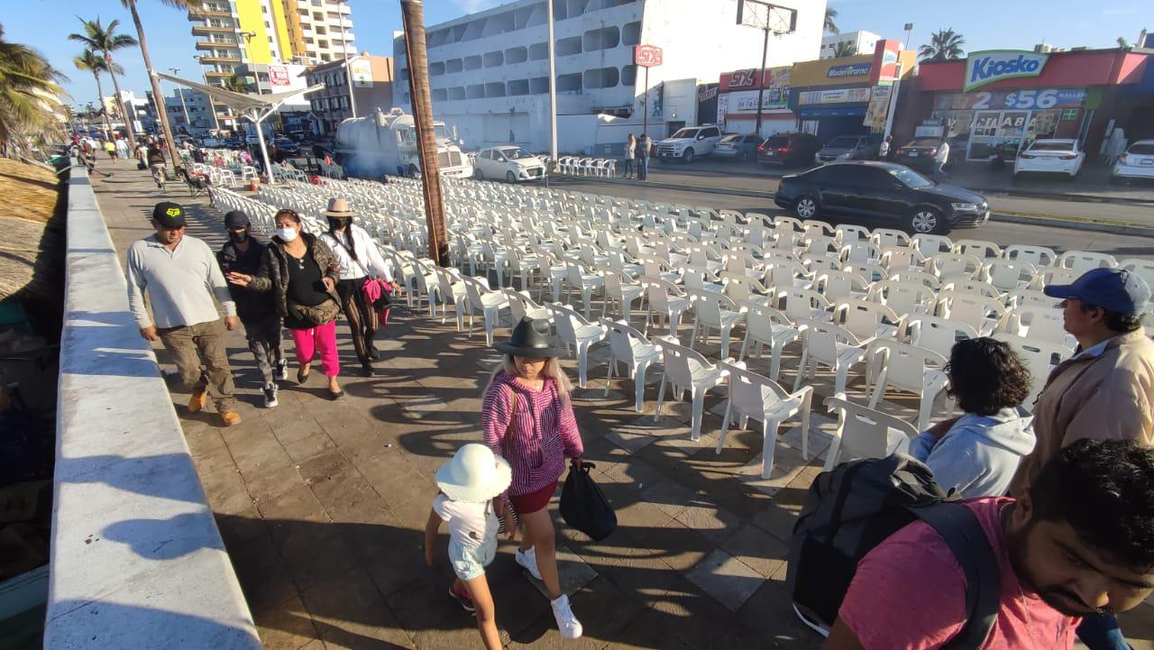 $!Cientos de personas ya apartan lugar en el malecón para desfile del Carnaval de Mazatlán