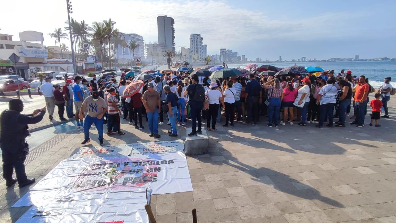 $!Familias de desplazados marchan en Mazatlán; realizan bloqueo intermitente de la Camarón Sábalo