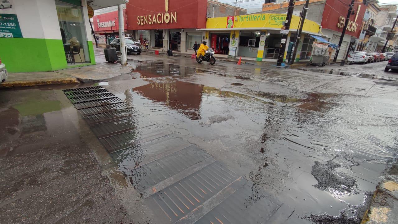 $!En Mazatlán, 10 carros quedan varados por la tormenta